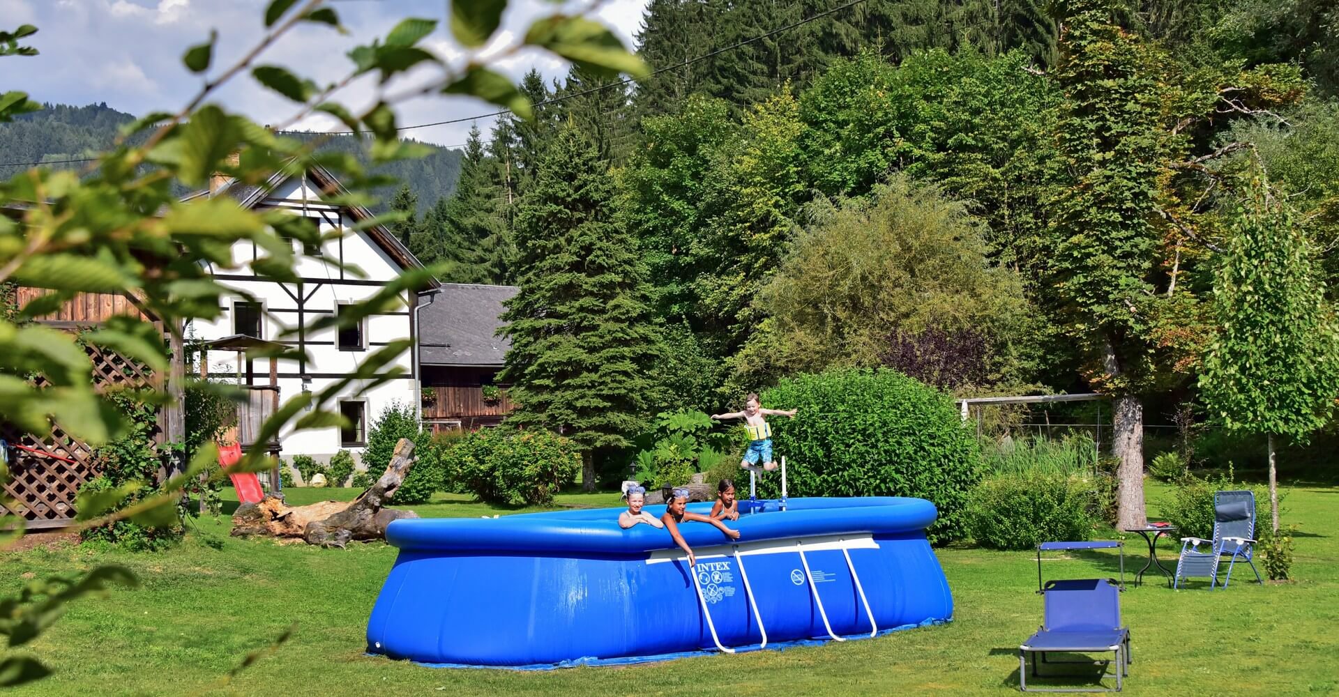 Kinder im Pool bei Familienurlaub in Pension bei Gerlitzen Ossiacher See - zentrale Lage Nähe Villach in Kärnten