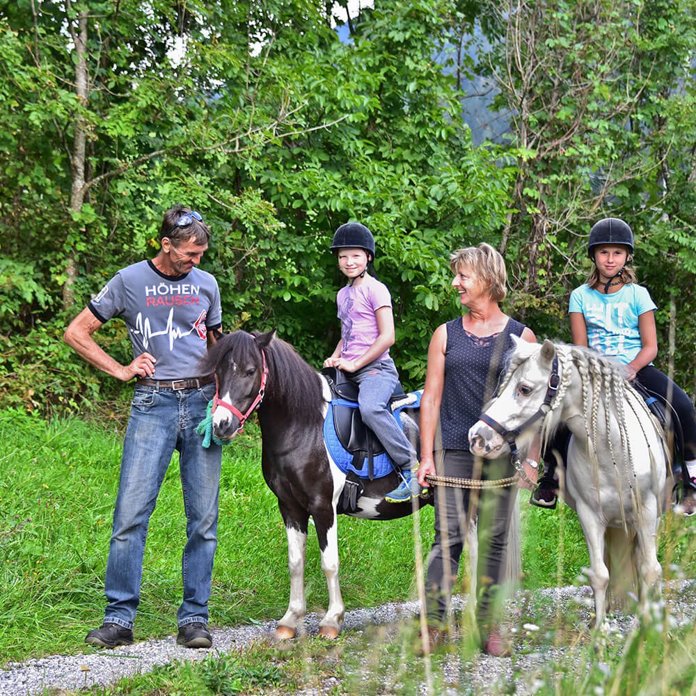 Familie bei Reiturlaub in Hotel-Pension Region Villach Ossiacher See in Kärnten