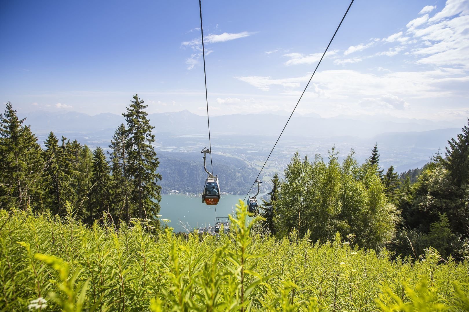 Wandern Gerlitzen Alpe Kärnten - mit Kanzelbahn bei Ossiacher See auf Gipfel