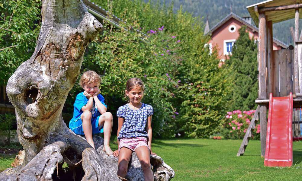 Kinder im Garten der Hotel-Pension - familienfreundlicher Urlaub in Kärnten - Region Villach