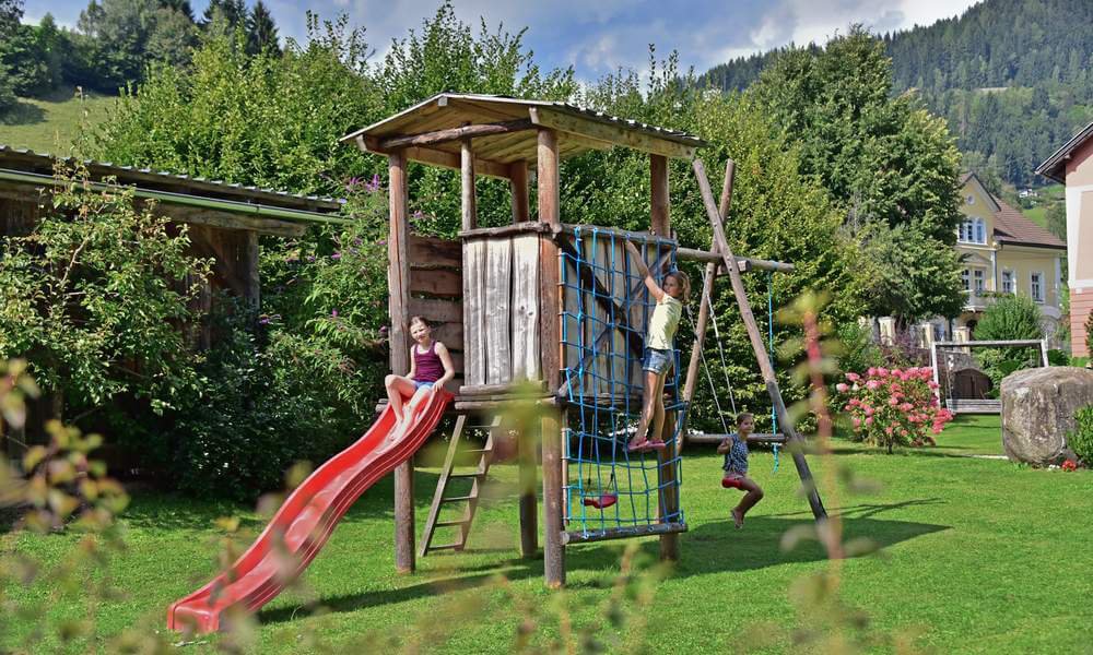 Kinderspielplatz der Pension in Arriach - Urlaub und reiten in Kärnten
