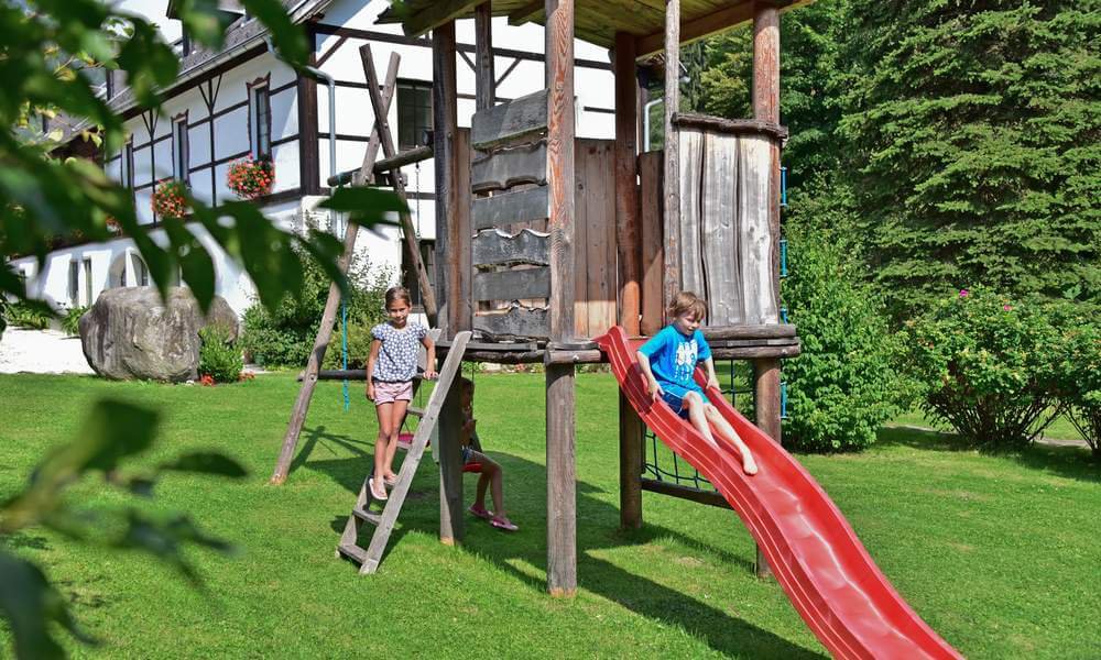 Kinder am Spielplatz - familienfreundliche Hotel-Pension PILSACHHOF in Kärnten, Arriach-Gerlitzen-Ossiacher See