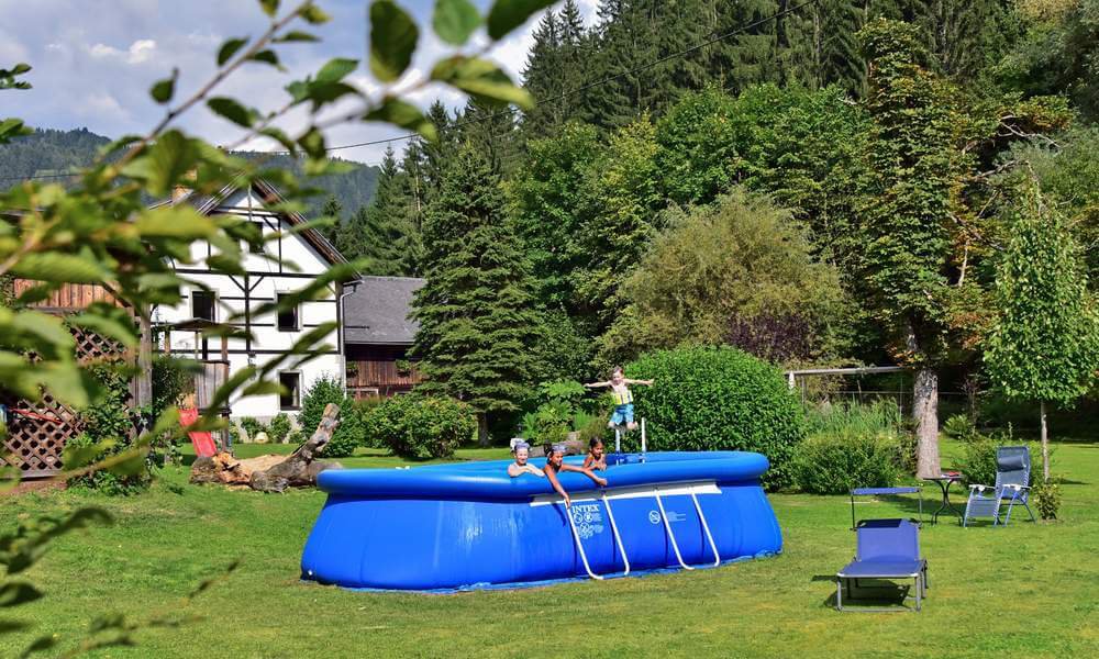 Kinder im Pool in Hotel-Pension Pilsachhof Nähe Villach am Ossiacher See in Kärnten