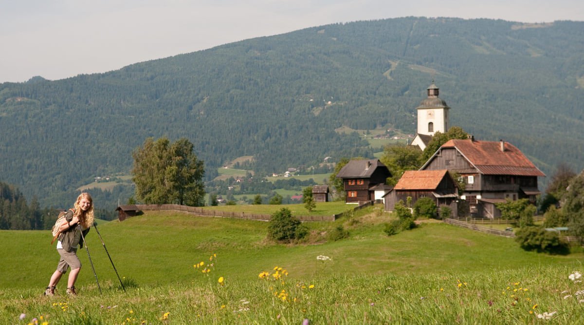 Singlereisen & alleine reisen in Kärnten - Frau wandert auf Gerlitzen Nähe Ossiacher See in Arriach