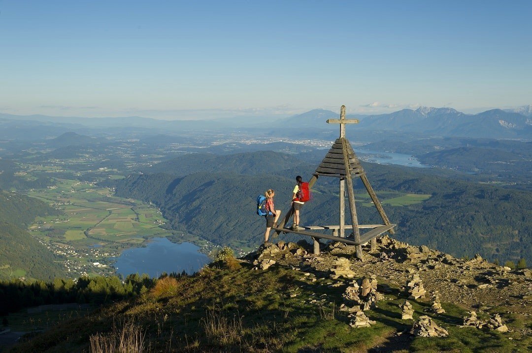 Wandern auf Gerlitzen Alpe mit Blick auf Ossiacher See, Bleistätter Moor und Karawanken