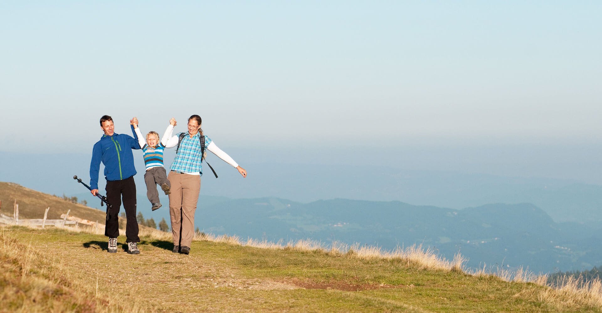 Wandern mit Familie auf Gerlitzen Alpe in Kärnten über Ossiacher See bei Wanderurlaub in Hotelpension Pilsachhof
