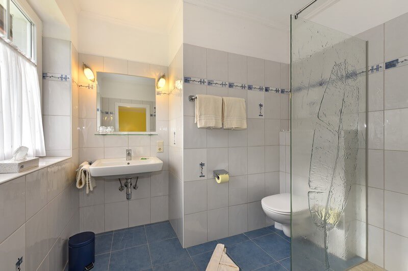 Badezimmer im Doppelzimmer in Hotelpension in Kärnten - Österreich